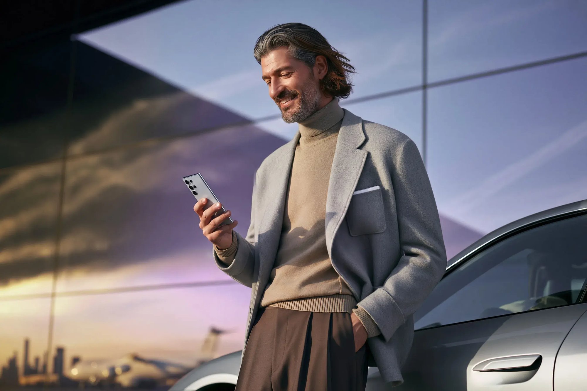 Mann-schaut-auf-Smartphone-AFC-SMART