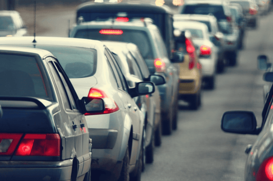 Autos in einem langen Stau