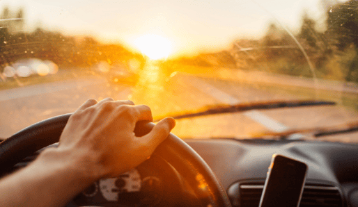 Sonnenuntergang beim Autofahren