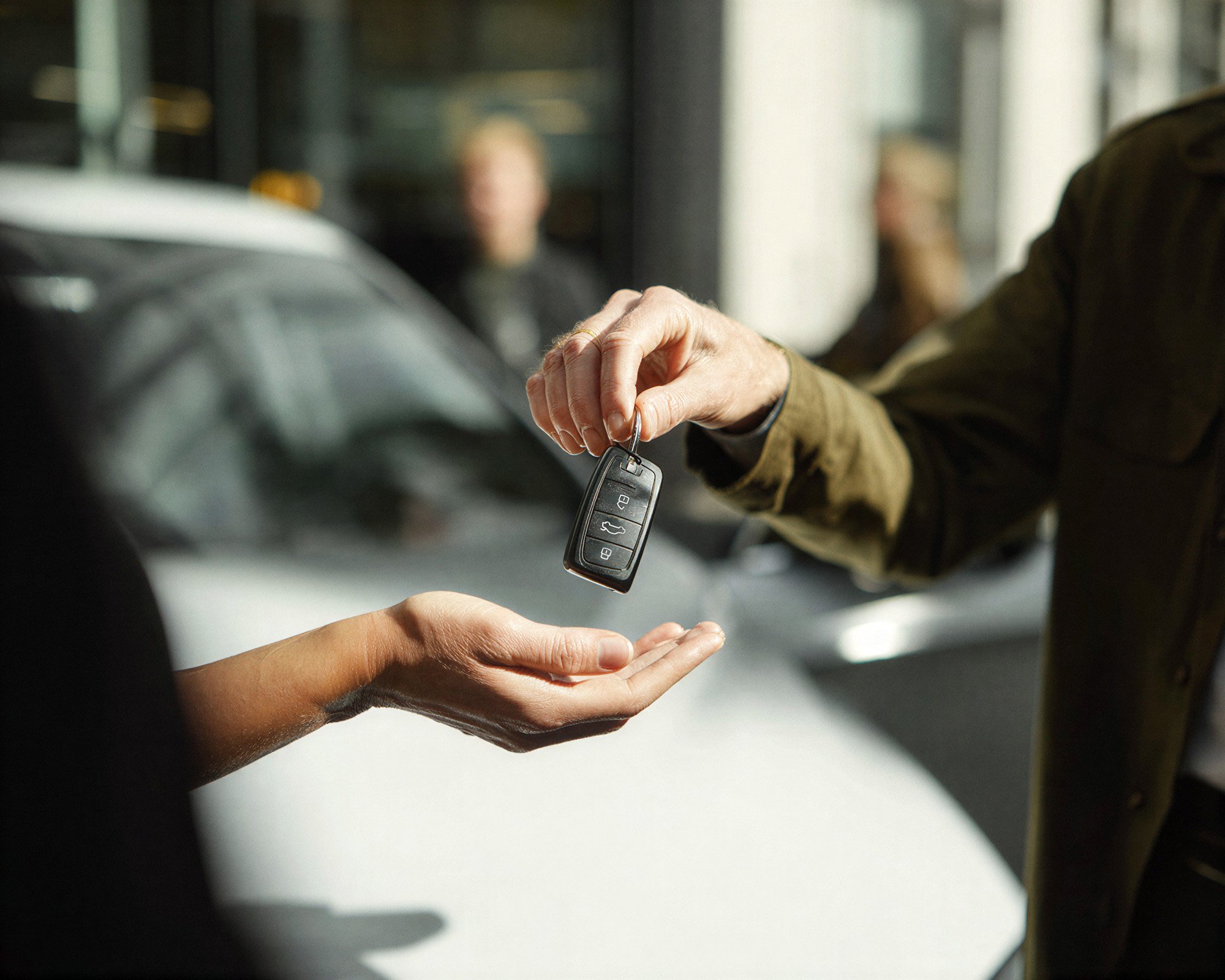 Übergabe eines Autoschlüssels