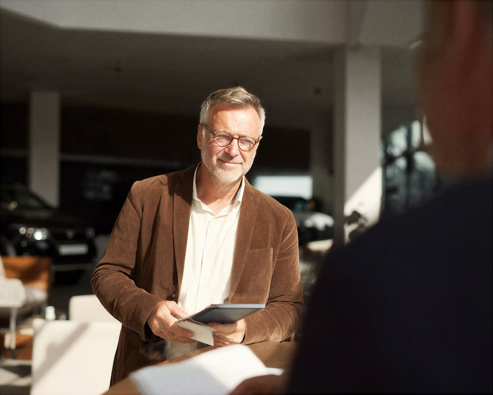 Mann mit Tablet in der Hand