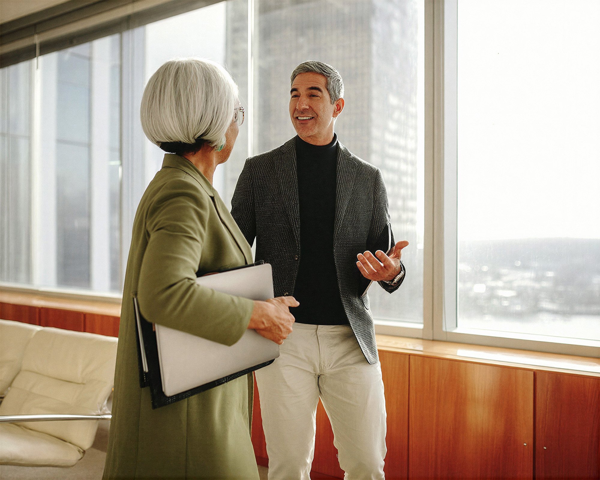 Mann und Frau führen ein Gespräch