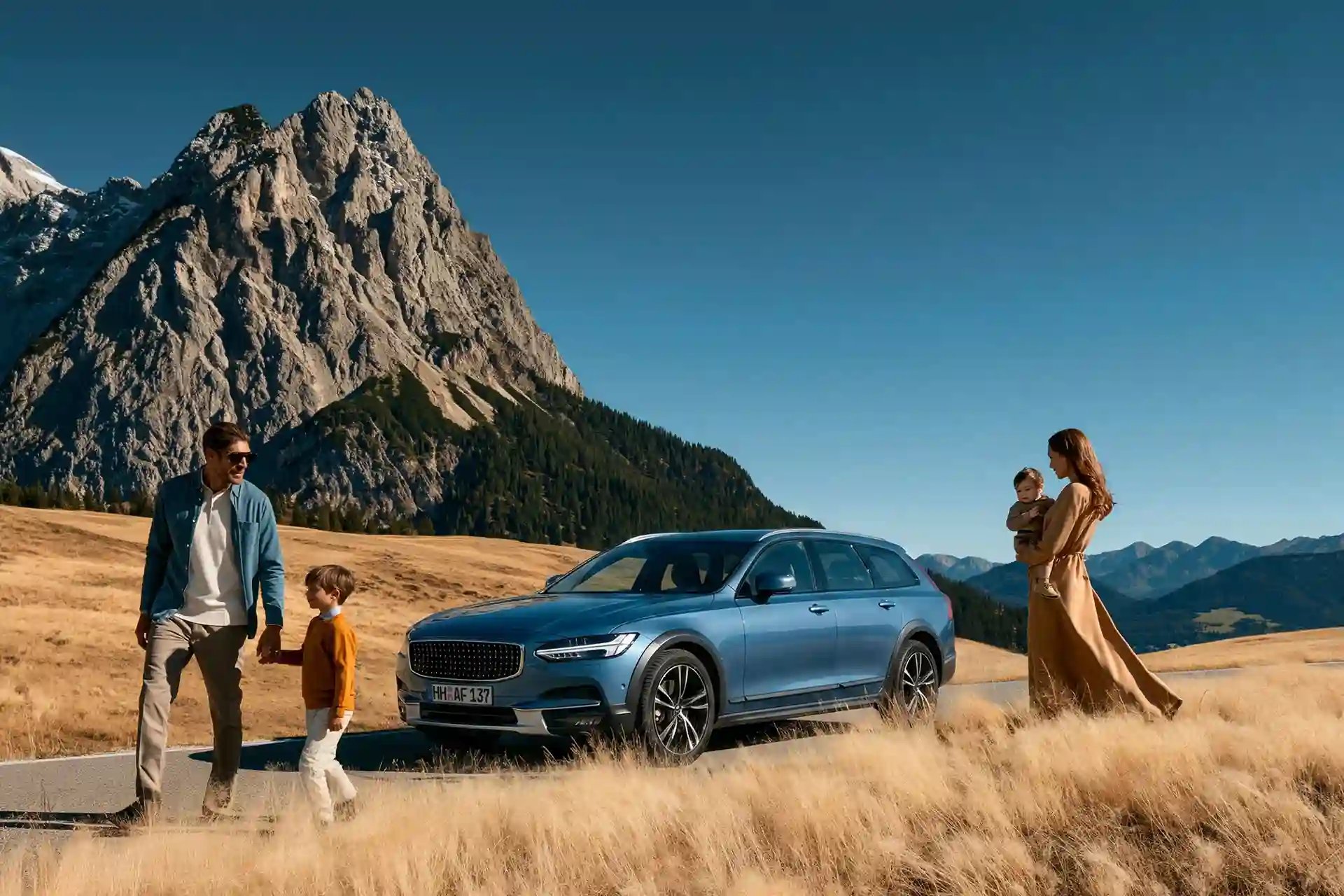 Familie reist mit einem Auto und macht eine Pause Familie reist mit einem Auto und macht eine Pause
