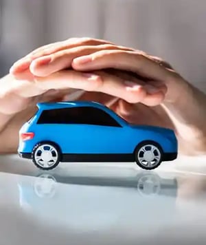 Bild eines Autos mit einer schützenden Hand darüber