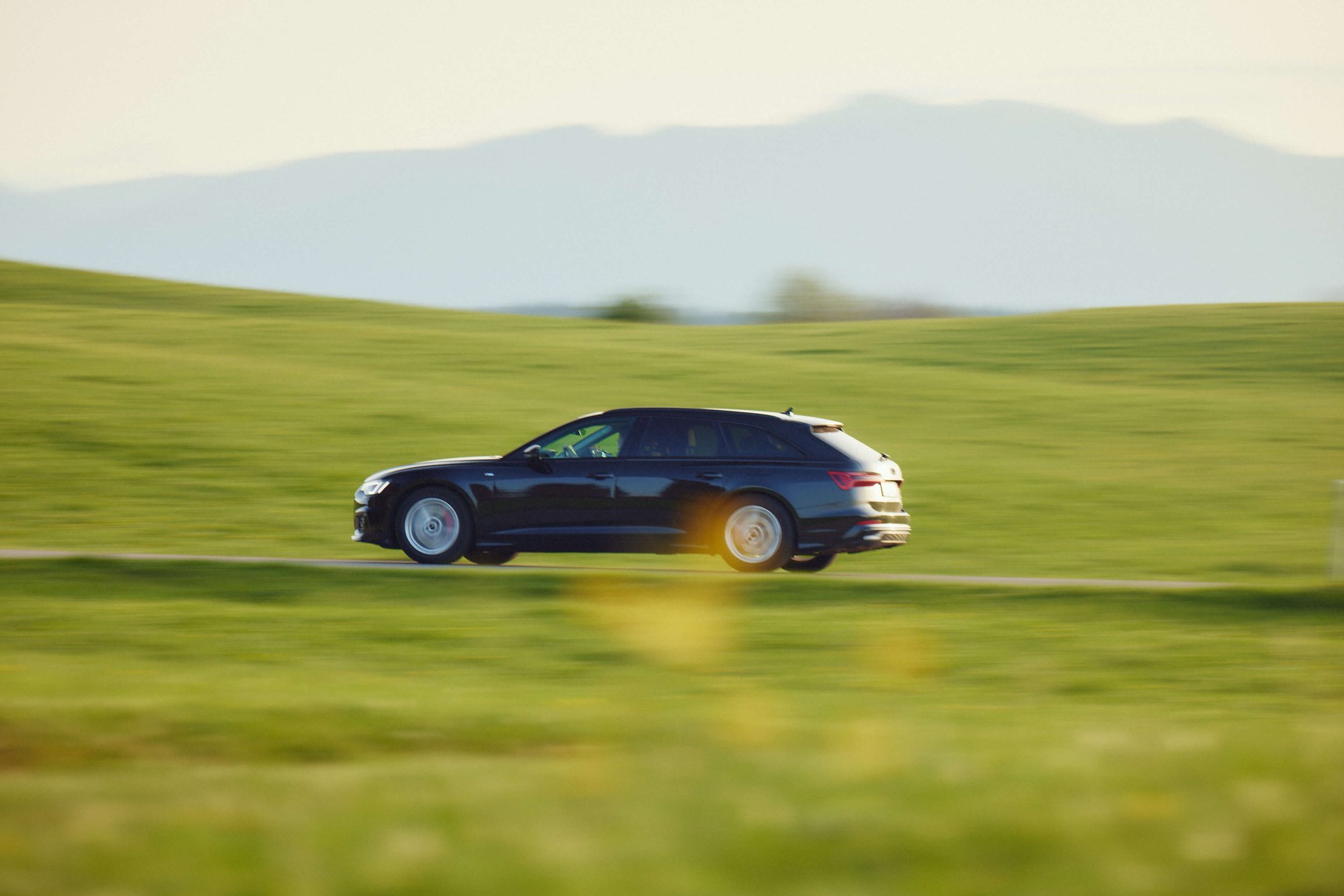 Durch grüne Landschaft fahrendes Auto