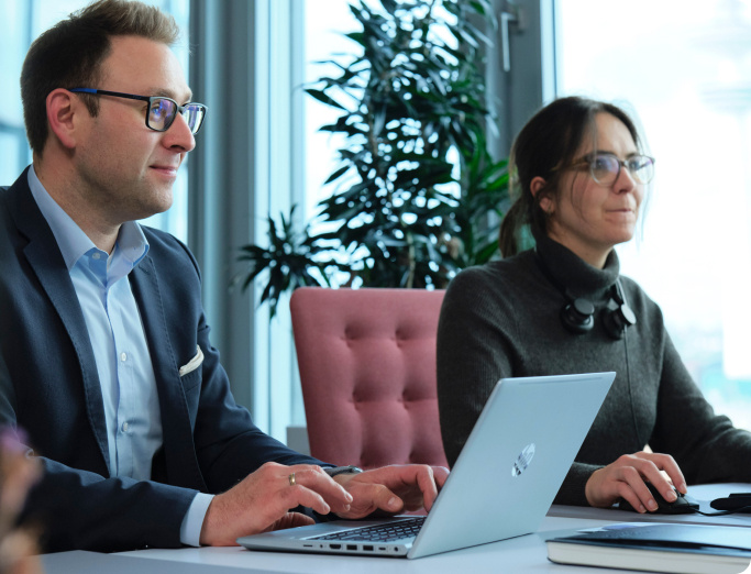 Zwei AFC Mitarbeitende am Laptop
