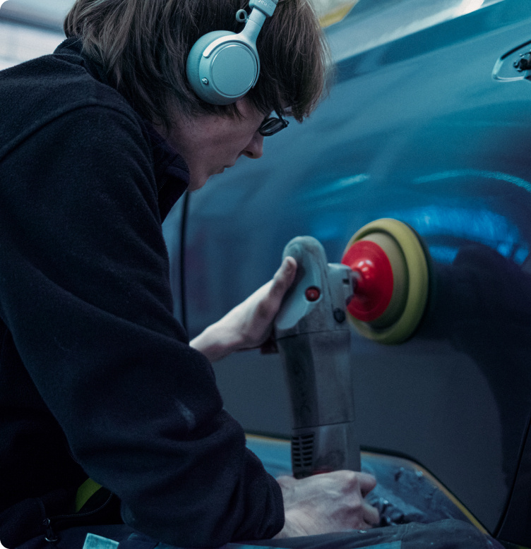 Werkstatt-Mitarbeitende-bei-der-Arbeit