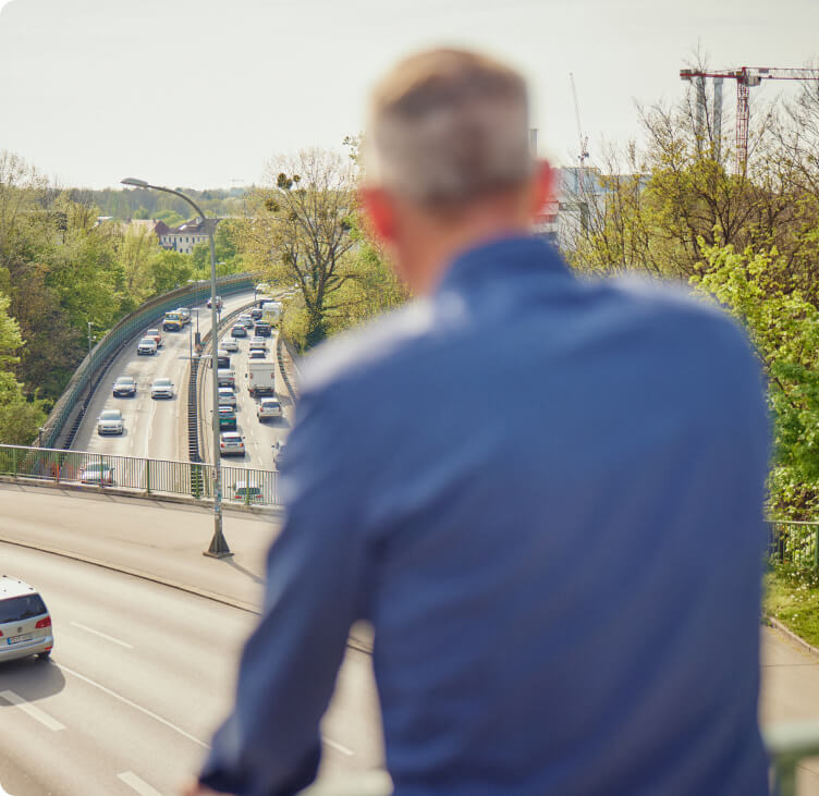 Mann blickt auf Autobahn herunter
