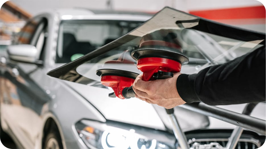 Steinschlag: Autoscheibe ausbessern oder austauschen?