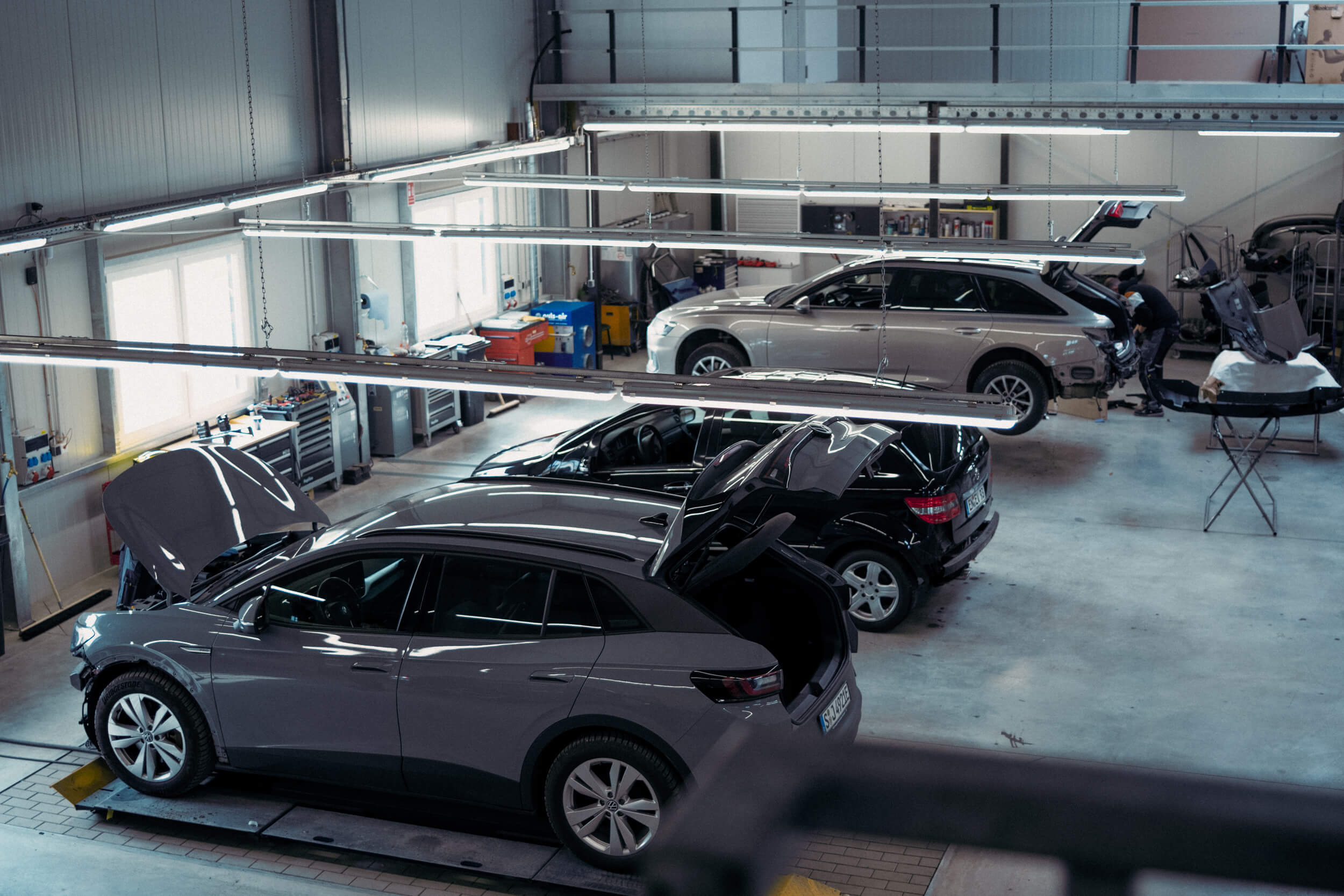 Verschiedene KfZ in einer Werkstatt