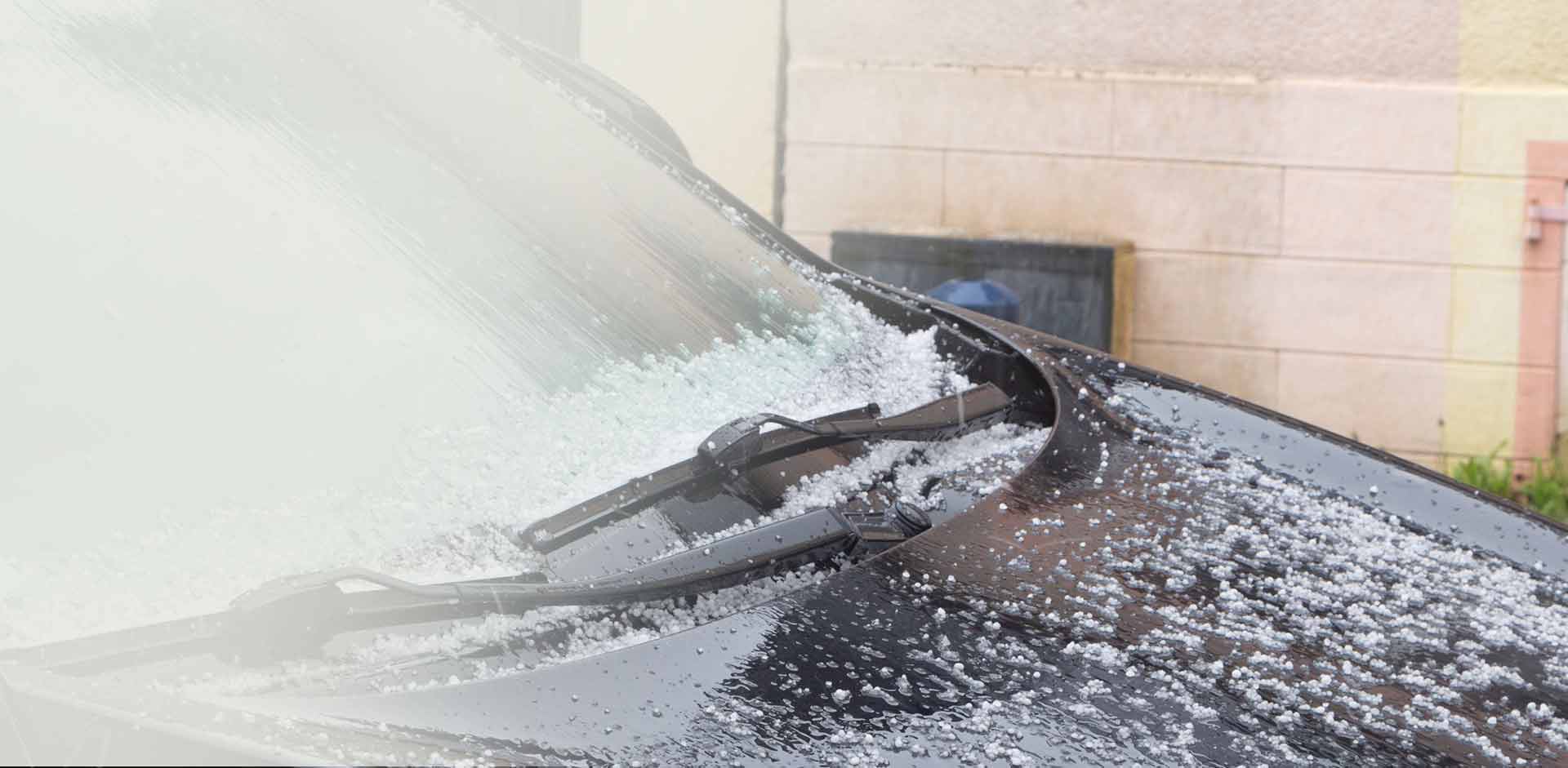 Vom Hagel getroffen: Welche Versicherung bei Unwetterschäden am Auto zahlt