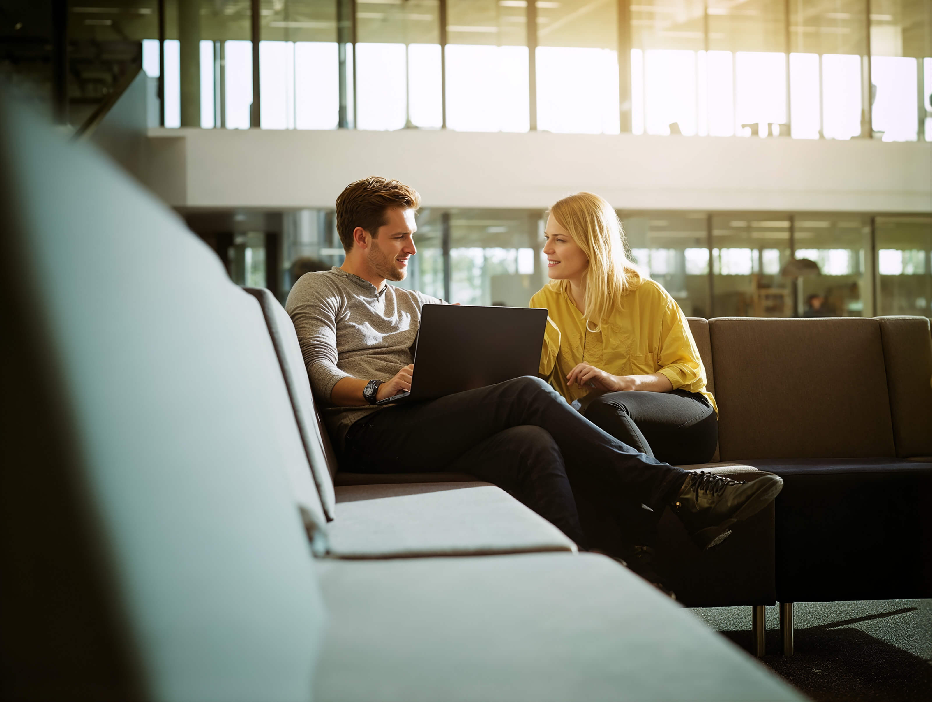 Zwei Mitarbeitende im Gespräch