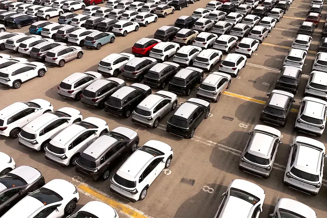 Blick von oben auf einen Parkplatz mit einer riesigen Flotte