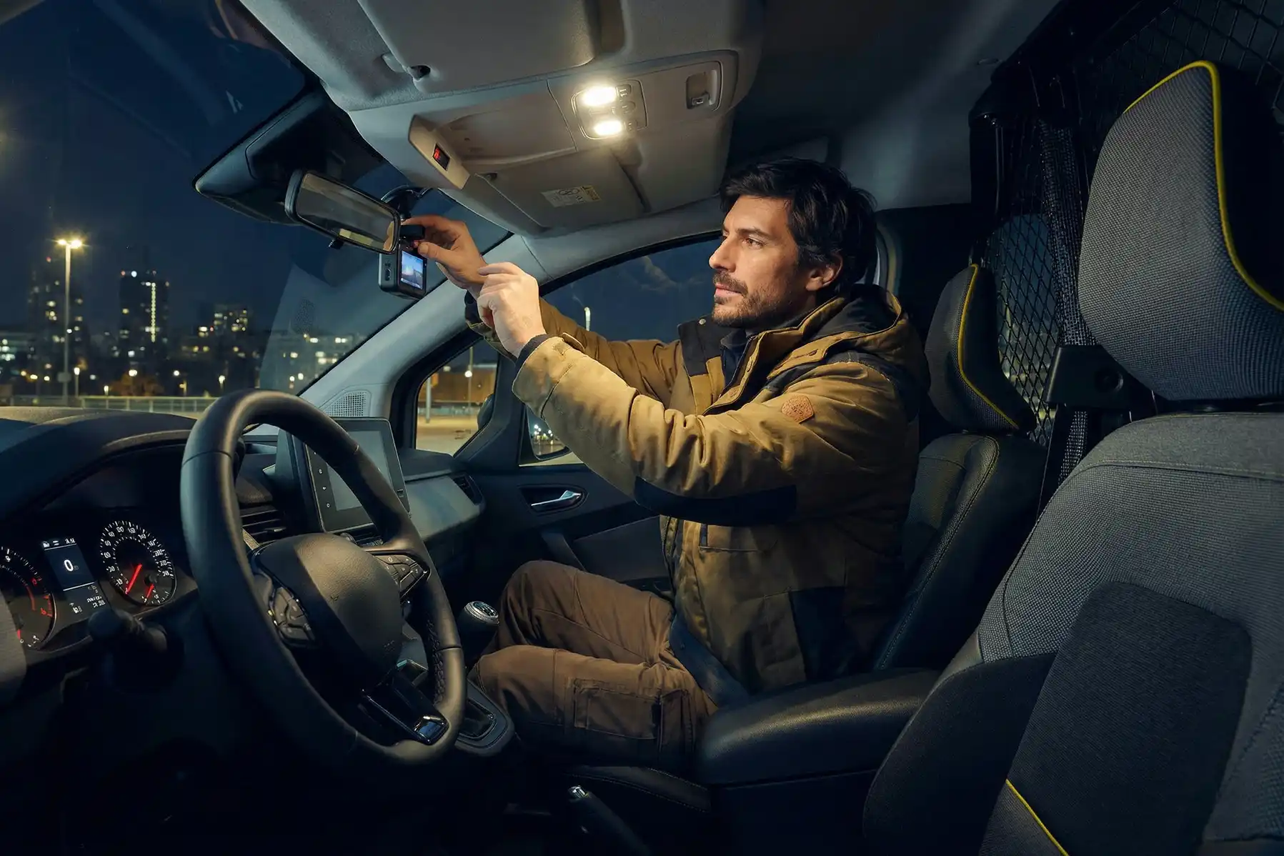 KFZ-Mechaniker installiert Dashcam im Firmenwagen