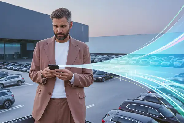 AFC Kunde mit Smartphone informiert sich über die PRIME Lösung AFC Kunde mit Smartphone informiert sich über die PRIME Lösung