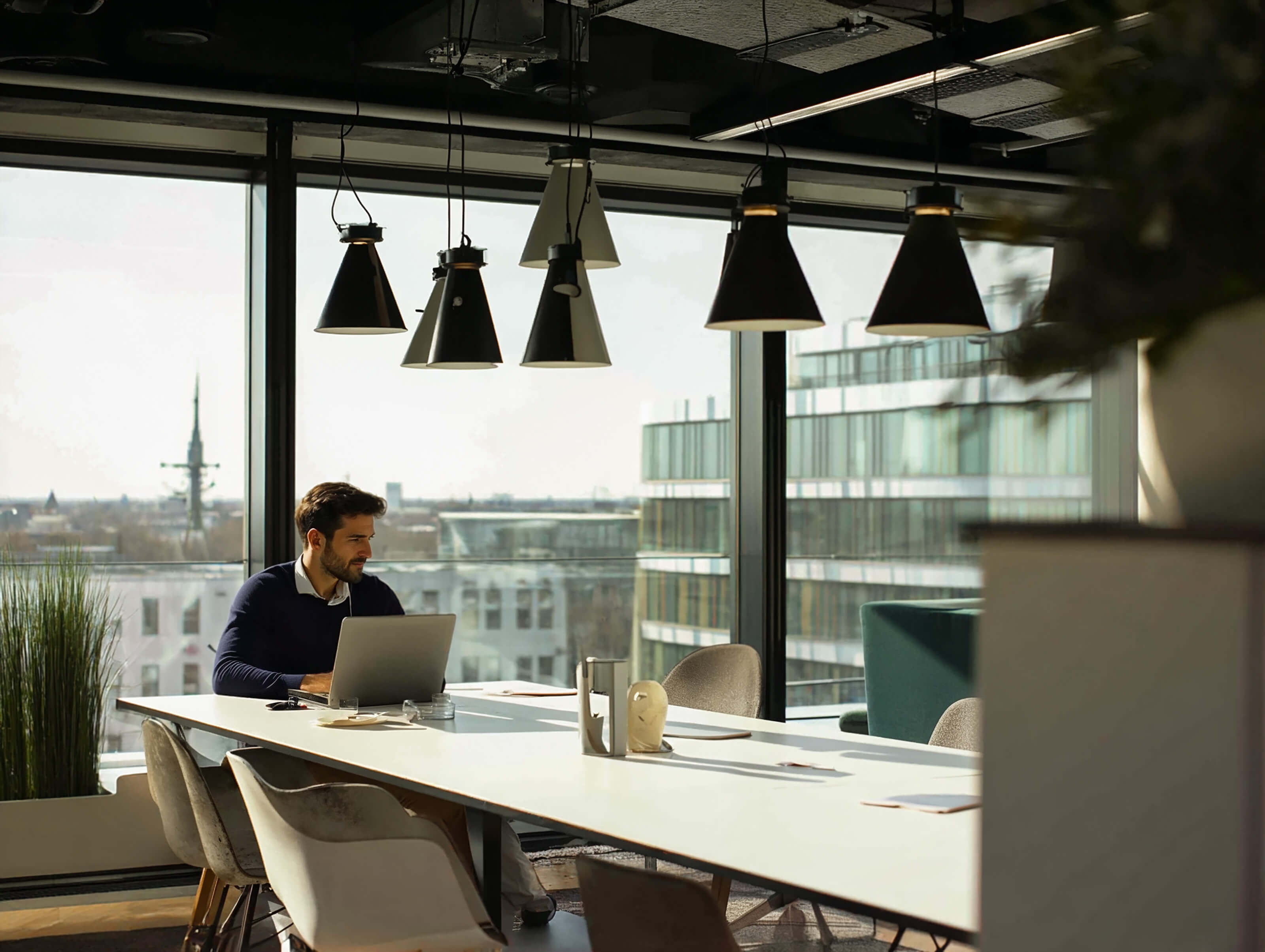 Mitarbeitender mit Laptop im Büro